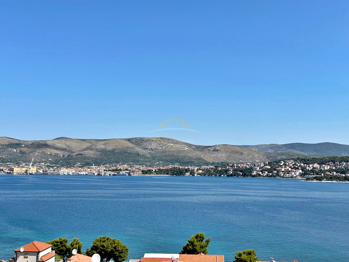 Vrhunsko urejena hiša na Čiovu/Okrug Gornji s prekrasnim odprtim razgledom